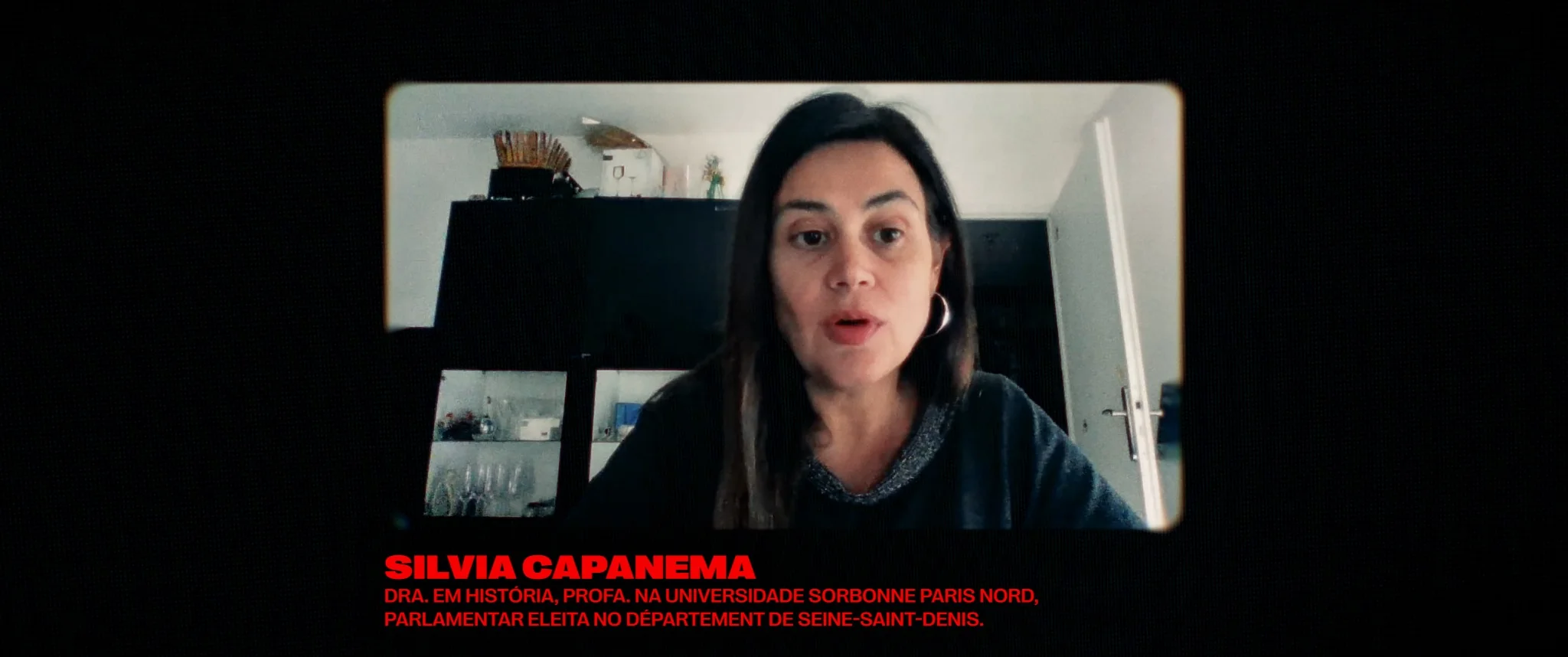 Frame identificado de Sílvia Capanema no documentário